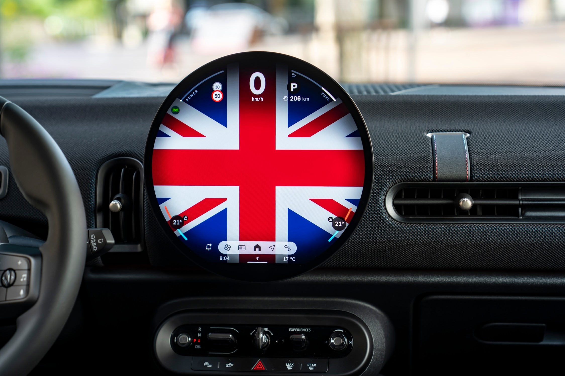 Ecrã central circular do MINI Cooper Oxford Edition com grafismo Union Jack